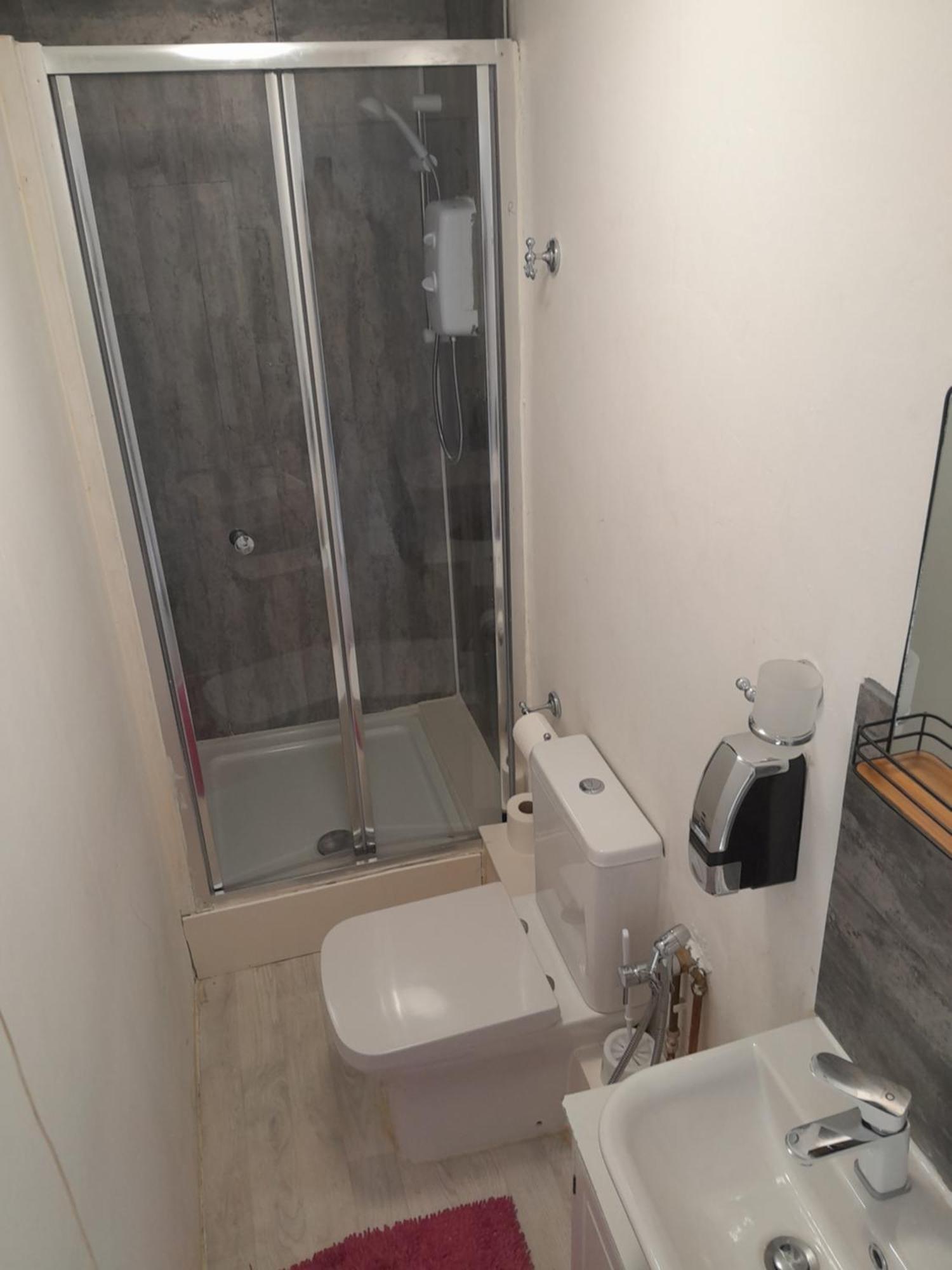 Ensuite Basic Room Budget Sketty 5 スウォンジー エクステリア 写真